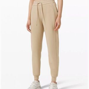 Lululemon Women’s Tan Joggers Sweatpants in Prosecco